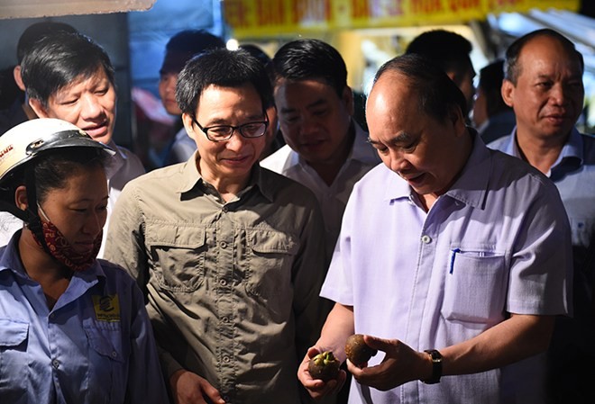 Thủ tướng Nguyễn Xuân Phúc thị sát chợ đầu mối Long Biên. ảnh: VGP.