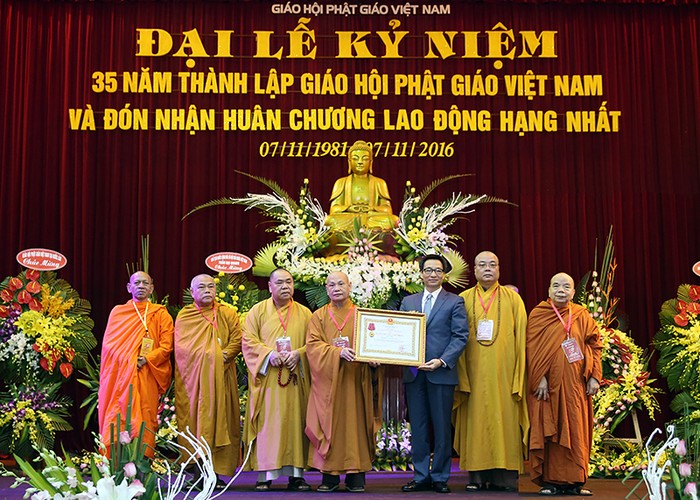 Thay mặt lãnh đạo Đảng, Nhà nước, Phó Thủ tướng Vũ Đức Đam đã trao tặng Huân chương Lao động hạng Nhất cho Giáo hội Phật giáo Việt Nam. Ảnh: VGP.