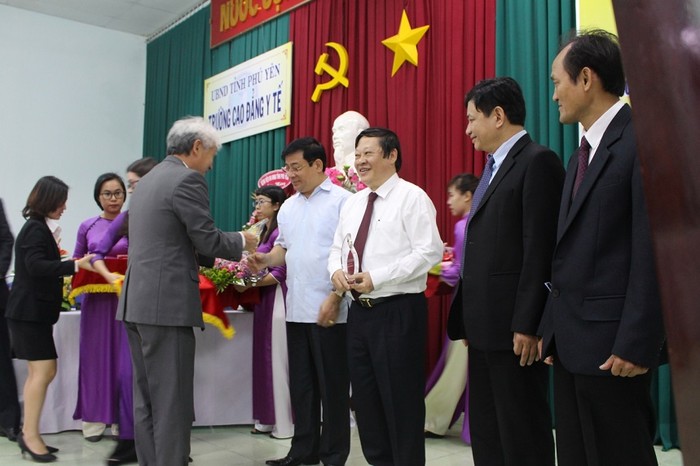 Tổng giám đốc Công ty Ajinomoto trao kỷ niệm chương Dự án phát triển Hệ thống Dinh Dưỡng Việt Nam. ảnh: HN.