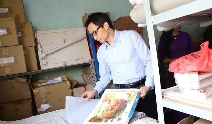Phó Thủ Tướng Vũ Đức Đam thăm thư viện và chứng kiến khó khăn về cơ sở vật chất rất thiếu thốn của trường dân tộc vùng sâu vùng xa của huyện Đắk Glong, tỉnh Đắk Nông. ảnh: Nguyễn Gia.