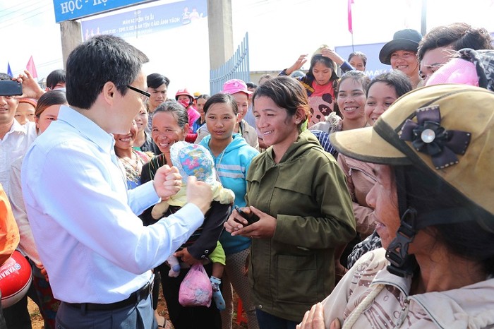 Phó Thủ tướng Vũ Đức Đam gặp gỡ và chia sẻ khó khăn với phụ huynh học sinh trường dân tộc nghèo khó khăn nhất của tỉnh Đắk Nông. ảnh: Nguyễn Gia.