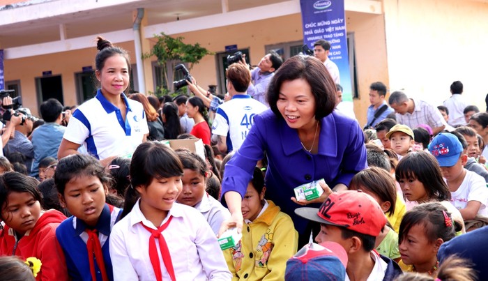 Bà Bùi Thị Hương – Giám Đốc Điều Hành Vinamilk ân cần phát sữa cho các em học sinh tỉnh Đắk Nông. ảnh: Nguyễn Gia.