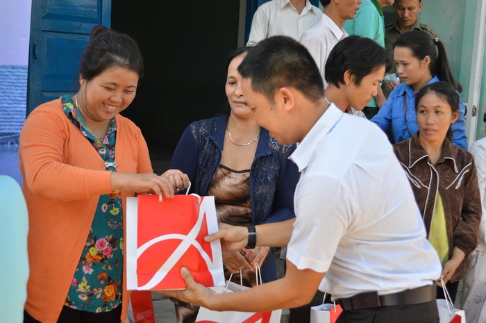 Ông Võ Nhựt, đại diện Công ty Ajinomoto Việt Nam tặng quà cho nhân dân vùng lũ.