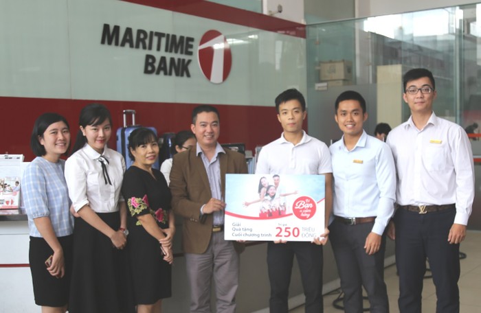 Maritime Bank trao giải thưởng đặc biệt “Hạnh phúc trọn vẹn” – Sổ tiết kiệm trị giá 250 triệu đồng cho khách hàng may mắn Nguyễn Ngọc Nam (Hà Nội).