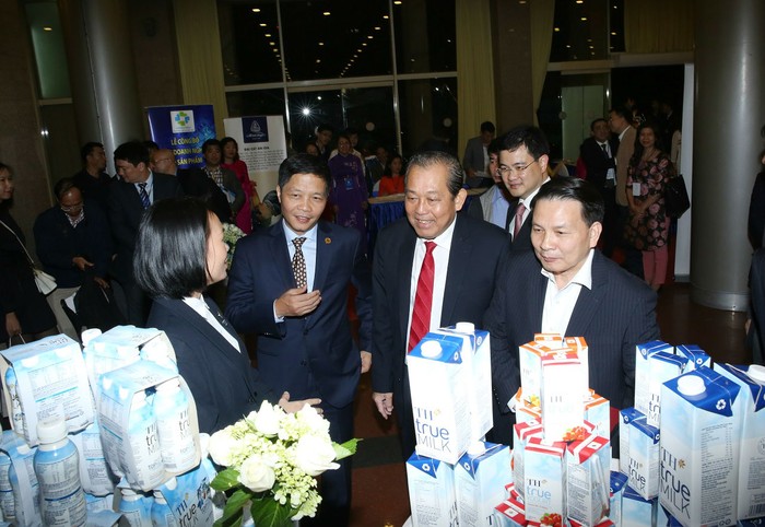 Phó Thủ tướng Trương Hòa Bình trò chuyện, tìm hiểu thông tin về thương hiệu TH true MILK bên lề Lễ trao biểu trưng cho các doanh nghiệp có sản phẩm đạt Thương hiệu Quốc gia năm 2016.