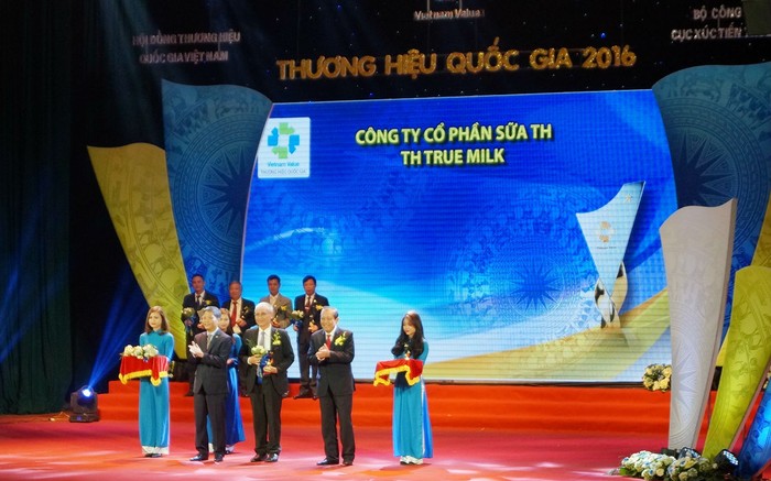 Ông Ngô Minh Hải, Phó Tổng Giám đốc Tập đoàn TH nhận Biểu trưng Thương hiệu quốc gia cho TH true MILK.