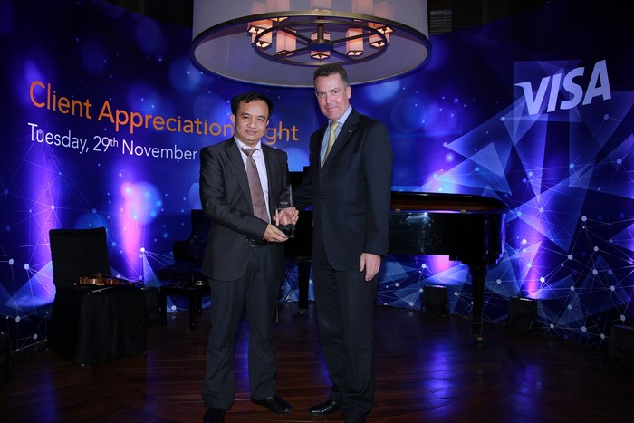 Ông Đặng Công Hoàn, Giám đốc Phát triển Sản phẩm kiêm Giám đốc Kinh doanh Thẻ - Ngân hàng Techcombank nhận giải thưởng từ Tổ chức thẻ quốc tế Visa.