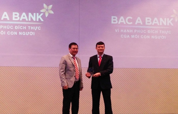 Ông Nguyễn Việt Hanh - Phó Tổng Giám đốc BAC A BANK nhận giải thưởng &quot;Ngân hàng có sản phẩm sáng tạo tiêu biểu 2016&quot;.