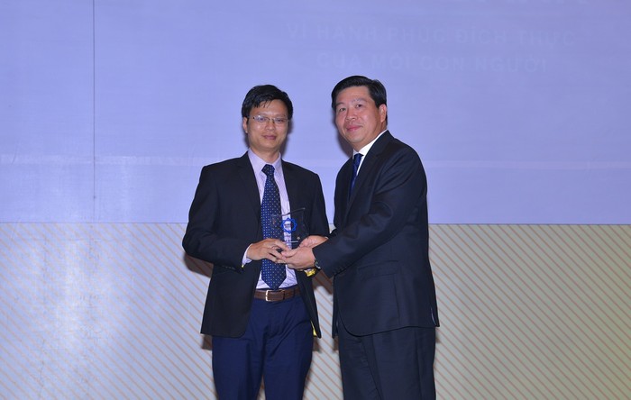 Ông Nguyễn Quốc Đạt - Phó Tổng Giám đốc BAC A BANK nhận giải thưởng &quot;Ngân hàng vì cộng đồng 2016&quot;.