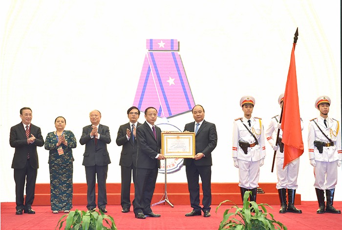 Thủ tướng Nguyễn Xuân Phúc trao Huân chương Lao động hạng 3 cho Hiệp hội Doanh nghiệp nhỏ và vừa Việt Nam. ảnh: vgp.