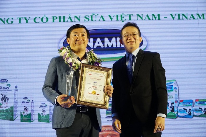 Ông Đỗ Thanh Tuấn – Trưởng bộ phận Đối ngoại Vinamilk đại diện công ty nhận giải thưởng Top 10 Tin và Dùng .
