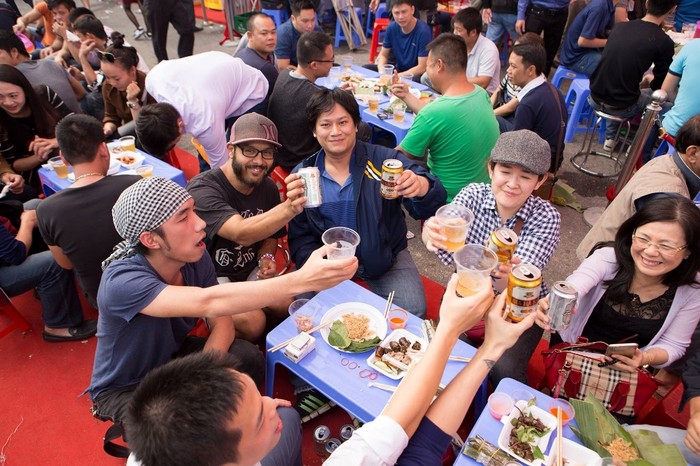 Có thể dễ dàng bắt gặp cả những du khách nước ngoài cũng rất háo hức tham dự lễ hội bia Hà Nội.