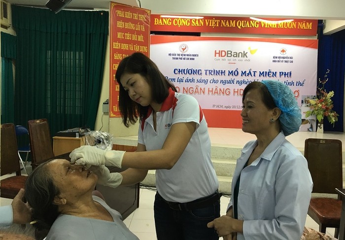 HDBank tài trợ chương trình mổ mắt miễn phí, đem lại ánh sáng cho những người nghèo bị đục thủy tinh thể.