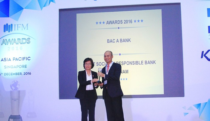Bà Nguyễn Thị Thu Minh - Tham tán Đầu tư Đại sứ quán Việt Nam tại Cộng hòa Singapore, thay mặt BTC trao Cúp và chứng nhận cho đại diện BAC A BANK.