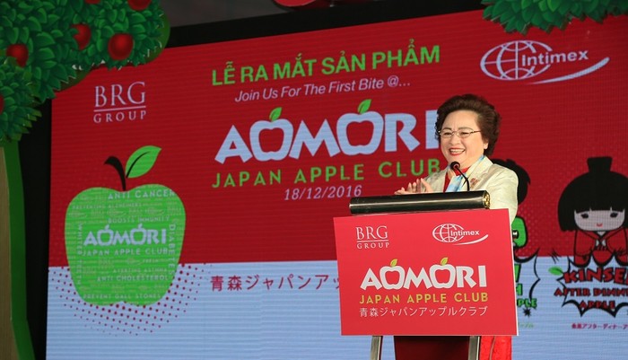 Bà Nguyễn Thị Nga - Chủ tịch Tập đoàn BRG phát biểu tại lễ mở bán táo Aomori Nhật Bản mùa 2016.