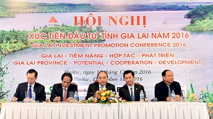 Thủ tướng Nguyễn Xuân Phúc nhấn mạnh: Chính quyền phải cùng lo với doanh nghiệp, cùng làm với doanh nghiệp, cùng chia sẻ thất bại và thành công với doanh nghiệp, nhất là chính quyền cấp cơ sở.