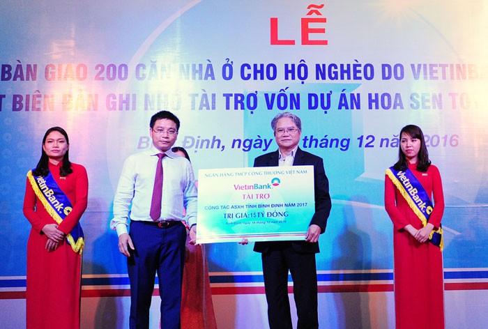 Ông Nguyễn Văn Thắng - Chủ tịch HĐQT VietinBank (thứ 2 từ trái qua) trao biển tài trợ 15 tỷ đồng thực hiện công tác an sinh xã hội năm 2017 cho tỉnh Bình Định.