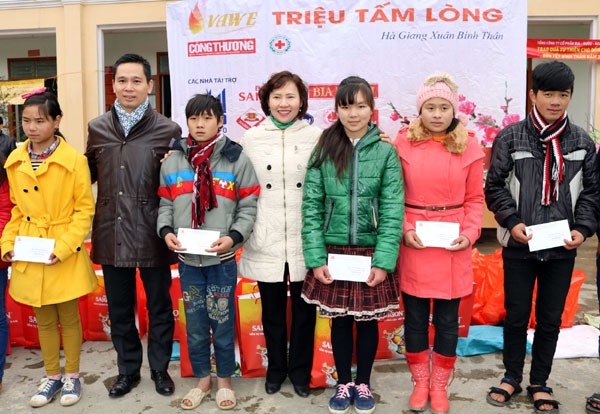 Phó Tổng giám đốc Habeco - ông Ngô Quế Lâm trao quà cho người nghèo tại tỉnh Hà Giang.