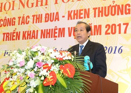 Phó Thủ tướng Thường trực Chính phủ Trương Hoà Bình phát biểu tại Hội nghị trực tuyến toàn quốc Tổng kết công tác thi đua-khen thưởng năm 2016, triển khai nhiệm vụ năm 2017. Ảnh: VGP/Lê Sơn