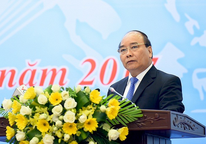 Thủ tướng bày tỏ: “Đừng để nông dân phải khổ vì chuyện đi nhập một số cái Việt Nam có thể làm được”. ảnh: vgp.