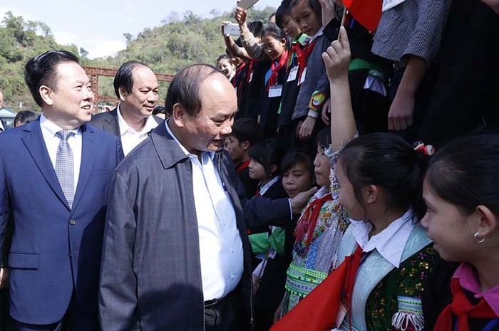 Thủ tướng thăm hỏi các em học sinh tại xã Lý Bôn, huyện Bảo Lâm, tỉnh Cao Bằng. Ảnh: VGP/Quang Hiếu.
