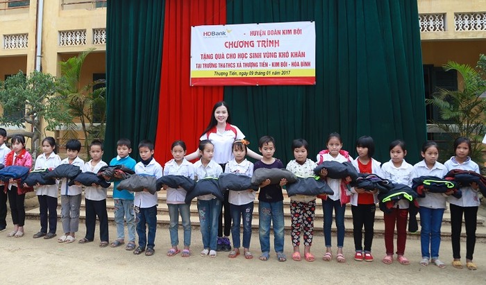 HDBank trao quà cho học sinh tại huyện Kim Bôi, tỉnh Hòa Bình.