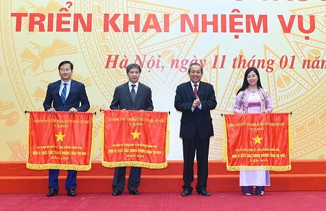 Phó Thủ tướng Trương Hòa Bình trao Cờ thi đua cho các đơn vị có thành tích xuất sắc. Ảnh: VGP/Quang Hiếu.