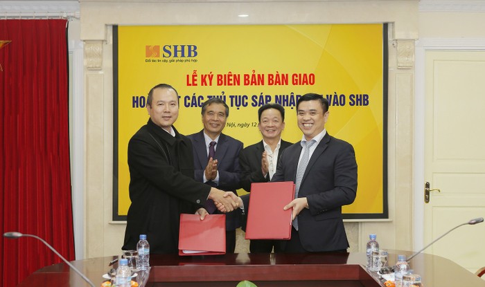 Ông Nguyễn Văn Lê – Tổng Giám đốc SHB (bên phải) và Ông Hoàng Trọng Đức - Tổng Giám đốc VVF ký biên bàn bàn giao, sáp nhập VVF vào SHB.