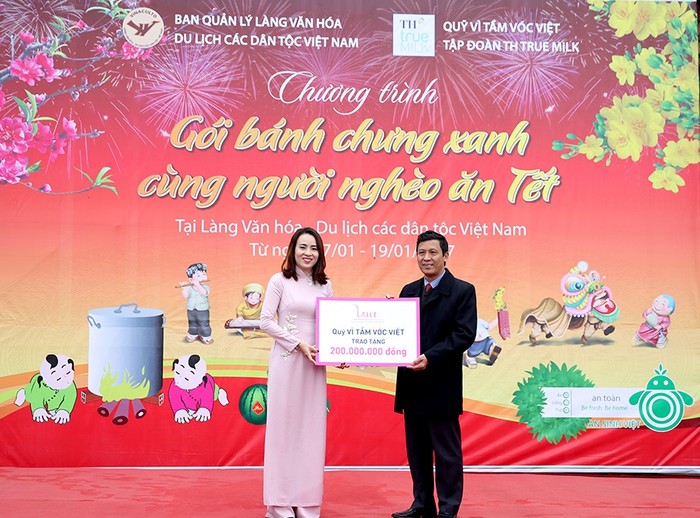 Bà Trần Như Trang đại diện Quỹ Vì Tầm Vóc Việt đã trao tặng 200 triệu đồng cho chương trình “Gói bánh chưng xanh cùng người nghèo ăn Tết”.