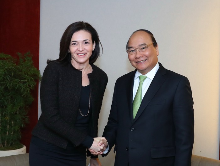 Thủ tướng Chính phủ Nguyễn Xuân Phúc và Giám đốc điều hành tập đoàn Facebook Sheryl Sandberg. Ảnh: TTXVN.