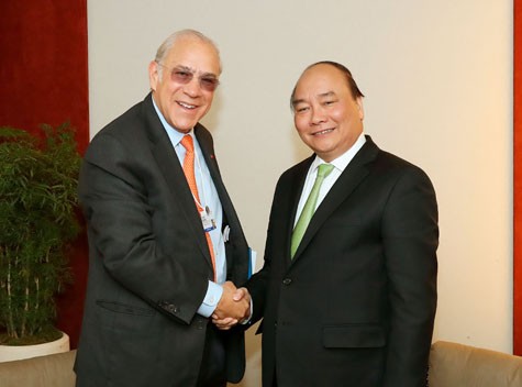 Thủ tướng Nguyễn Xuân Phúc và Tổng Thư ký Tổ chức Hợp tác và Phát triển kinh tế (OECD) Angel Gurria. Ảnh: VGP
