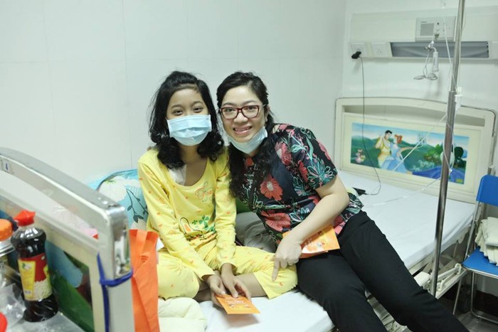 Bà Đỗ Thị Minh Đức - Chủ tịch HĐQT Bảo hiểm Viễn đông tham dự chương trình từ thiện, trao quà tặng các bệnh nhi.