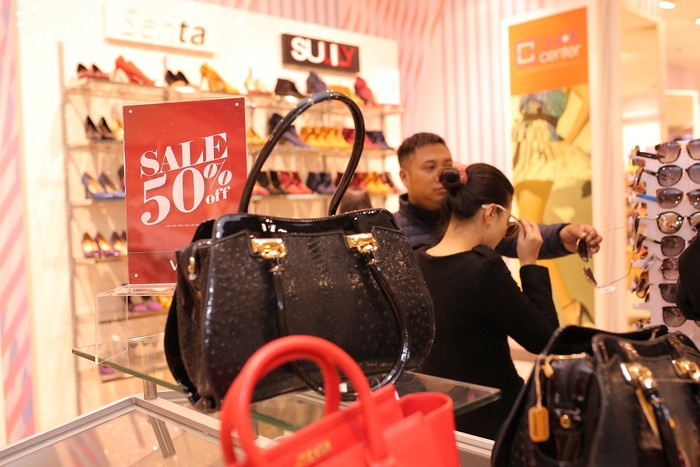 Các thương hiệu thời trang đang giảm giá khủng 50-70% dịp Tết Nguyên đán.