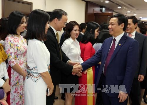 Phó Thủ tướng Chính phủ Vương Đình Huệ đến thăm, chúc Tết, động viên cán bộ, nhân viên Ngân hàng TMCP Ngoại thương Việt Nam (Vietcombank) nhân ngày làm việc đầu tiên của năm mới Đinh Dậu. Ảnh: Trần Việt/TTXVN.