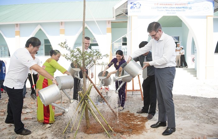 Các đại biểu trồng cây lưu niệm tại Trường mẫu giáo Hàm Cần tại xã Hàm Cần, huyện Hàm Thuận Nam, tỉnh Bình Thuận.