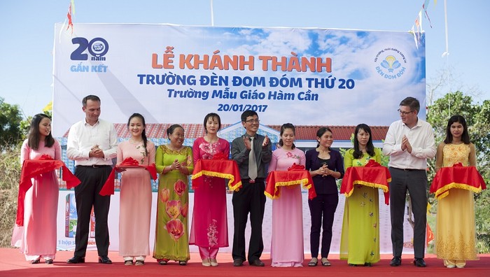 Nhãn hàng Cô Gái Hà Lan khánh thành trường Đèn Đom Đóm thứ 20 - Trường mẫu giáo Hàm Cần tại xã Hàm Cần, huyện Hàm Thuận Nam, tỉnh Bình Thuận.