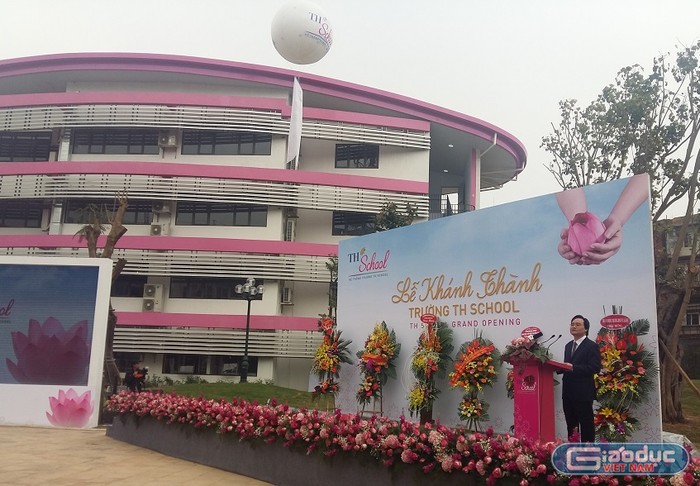 Bộ trưởng Phùng Xuân Nhạ đánh giá cao tâm huyết và những nỗ lực của doanh nhân Thái Hương sáng lập ra TH School. ảnh: Ngọc Quang.
