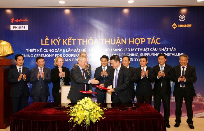 Sun Group ký kết hợp tác với Philips Lighting trước sự chứng kiến của bà Nienke Trooster - Đại sứ Hà Lan và ông Nguyễn Đức Chung - Chủ tịch UBND thành phố Hà Nội.