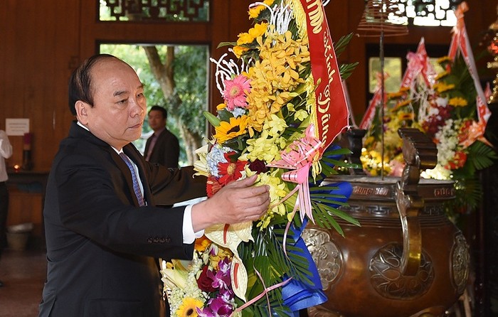 Thủ tướng Nguyễn Xuân Phúc dâng hương tưởng nhớ Chủ tịch Hồ Chí Minh. ảnh: VGP.