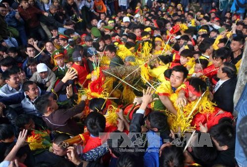 Chen lấn, sẵn sàng bạo lực để cướp lộc thánh khiến cho ý nghĩa ở các lễ hội bị xấu đi. ảnh: TTXVN.