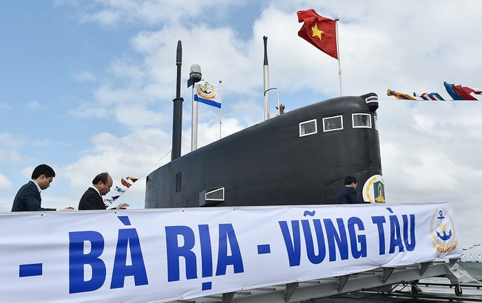 Thủ tướng Nguyễn Xuân Phúc đến thăm tàu ngầm 187 mang tên Bà Rịa-Vũng Tàu
