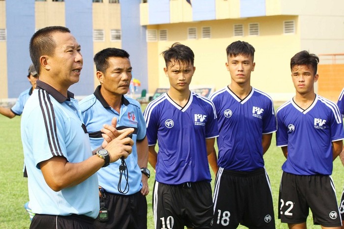 HLV Nguyễn Mạnh Cường phổ biến nội dung bài tập cho các cầu thủ.