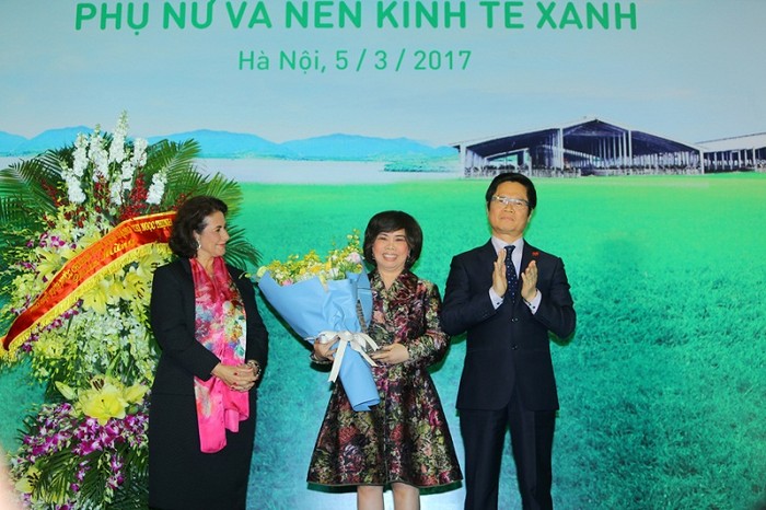 Bà Lilia Navarrete - Chủ tịch Hội nữ doanh nhân Quốc tế Los Angeles đã trao giải thưởng cao quý trên cho doanh nhân Thái Hương. ảnh: NN.