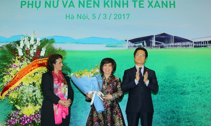 Doanh nhân Thái Hương nhận giải Đại sứ thương mại toàn cầu (do Hội doanh nghiệp nữ Los Angeles, Mỹ trao tặng). ảnh: TM.