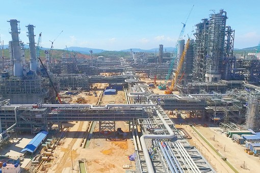 Công trường xây dựng Dự án Liên hợp Lọc hóa dầu Nghi Sơn. ảnh: Báo Thanh Hóa.