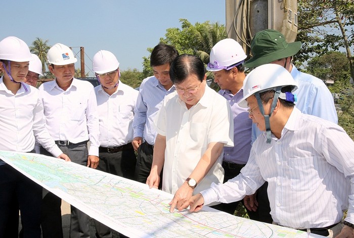 Phó Thủ tướng kiểm tra thực địa tuyến cao tốc Trung Lương - Mỹ Thuận - Cần Thơ. Ảnh: VGP/Xuân Tuyến.