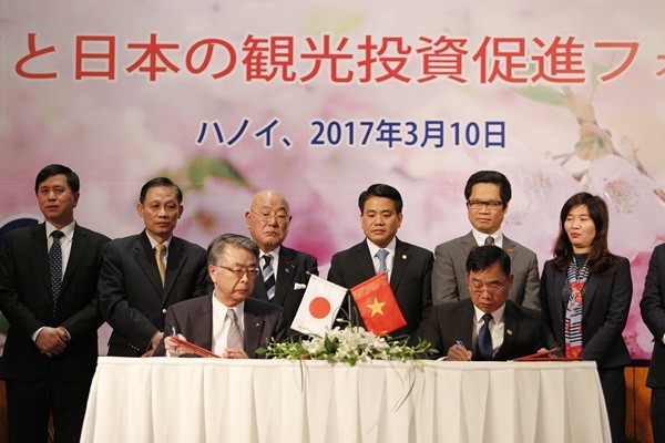Các tổ chức, doanh nghiệp Nhật Bản và Thủ đô Hà Nội ký kết văn bản ghi nhớ hợp tác tại Tọa đàm sáng 10/3. ảnh: hanoi.gov.vn