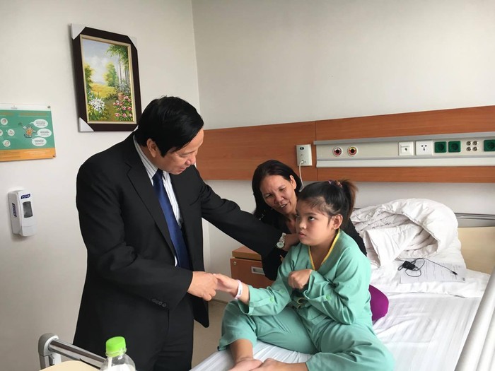 Thanh Tuyền bắt tay chào Giáo sư Nguyễn Thanh Liêm – người hồi sinh cuộc đời em – trước khi ra viện.