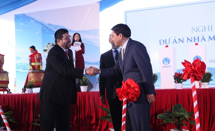 Ông Nguyễn Đức Chung, Chủ tịch UBND Hà Nội bắt tay với Ông Saif Hilal Al Mahrouqi, Đại sứ Ôman tại Việt Nam trong Lễ Khởi công Nhà máy Nước mặt Sông Đuống.
