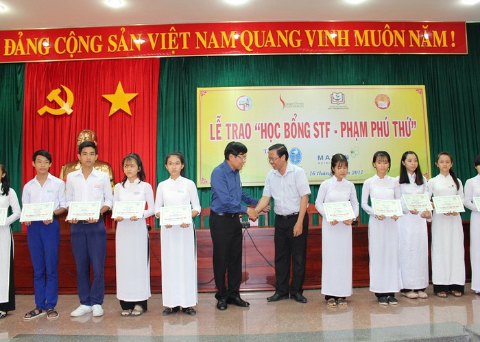 Masan Nutri-Science trao học bổng cho học sinh nghèo vượt khó tại tỉnh Bến Tre.